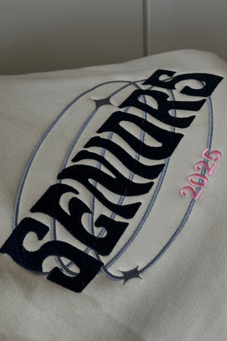 هودي باللون الأبيض الفاتح من "IT GIRL"