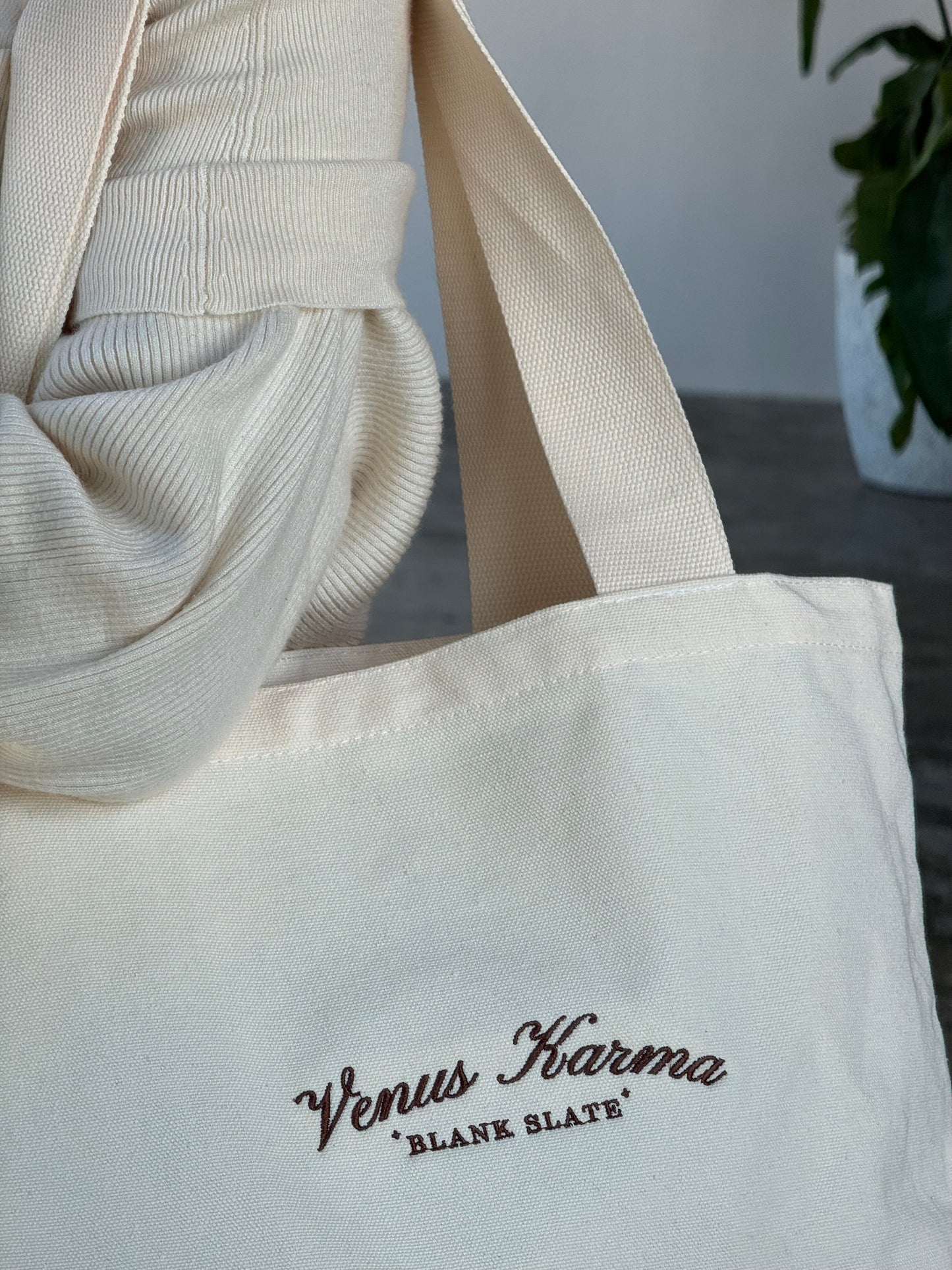 "QATAR ICONIC BEAR" CREAM CANVA TOTE BAG