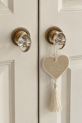 SWANS DATE CHARM